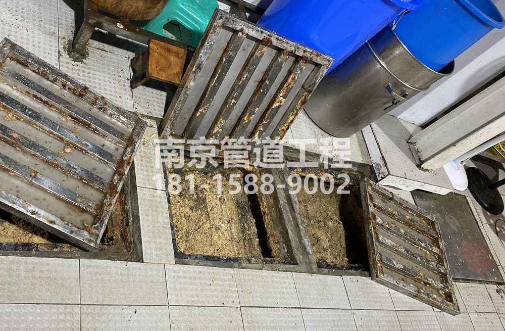 278江宁城管中队食堂隔油池清理